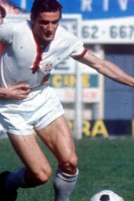 "Rombo di Tuono" è il soprannome che meglio descrive la potenza e la forza del tiro di Gigi Riva, un marchio distintivo del suo gioco unico e spettacolare. Partita di Serie A 1969-70 Cagliari vs Bari, nella foto Gigi Riva e Pasquale Loseto