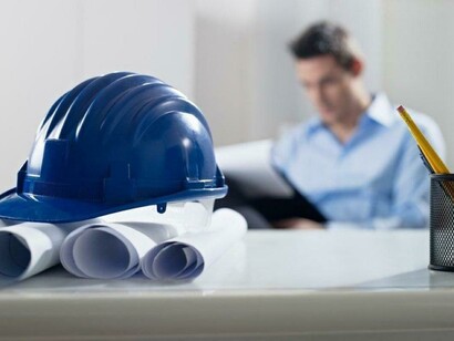 Un joven examina los planos de una casa