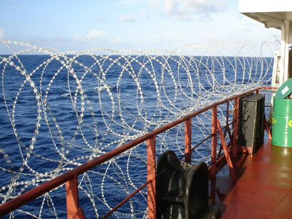Alamvbre en la borda del barco para evitar los abordajes piratas