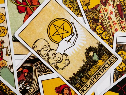 Cartas de tarô. No campo psicossomático, sabemos que muitas doenças nascem de pensamentos negativos, estresse crônico e emoções não processadas. É impressionante como o corpo responde ao que cultivamos internamente. Quando nos desconectamos da nossa essência, ignoramos os sinais sutis que o corpo nos envia, desprezando sua sabedoria natural