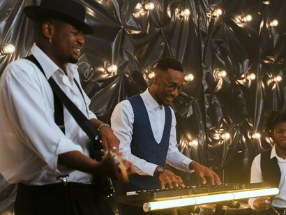 Há uma sugestão rítmica do rock e o blues, na sua fusão com o jazz, bem familiar aos nossos ouvidos, mas que depois se dilui num universo sonoro onírico, moçambicano, africano