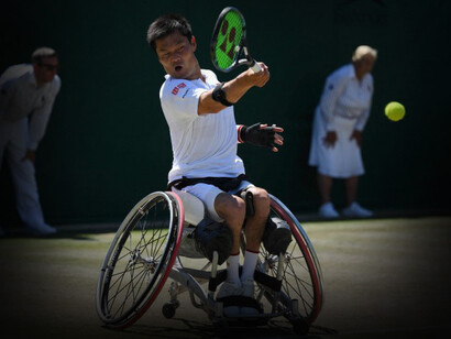 Shingo Kunieda, realiza un golpe de derecha durante un partido de Wimbledon