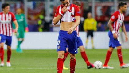 El mediocentro atlético Saul se marcha al vestuario llorando tras la derrota de su equipo en la final de la Champions League