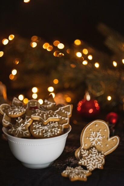 Biscotti e decorazioni natalizie. Tutto l’occorrente era pronto e  ben conservato, pure la carta e i bigliettini magici
