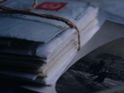 Lettere su scrivania che conservano ricordi