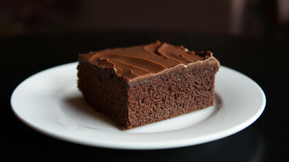 Pedaço de bolo de massa airada servido no prato para degustação em programa de televisão