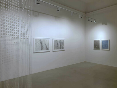Da destra: Greta Schödl, Untitled (from Vibrations
Series). Nina Carini, Cielo e Acqua + 101 (dettaglio).