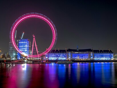 Para mim, a London Eye é um templo ao ar livre — um refúgio onde me perco em pensamentos, medito sobre o passado e me preparo para os mistérios do futuro. A observei sob a rara claridade de um sol londrino, envolta na névoa que confere à cidade seu ar enigmático, e banhada pelos mais sublimes pores do sol, onde o horizonte se transforma em cores e profundo insPirar