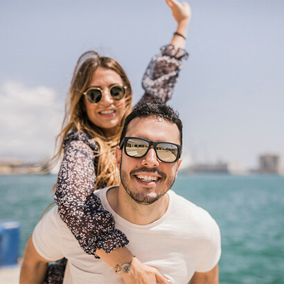 Casal viajando. Novos caminhos estão sendo criados e outros roteiros assumem os nossos dias