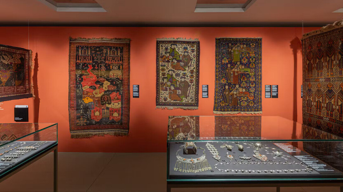 Afghanistan, rugs of peace and war, exhibition view. Courtesy of Museu Oscar Niemeyer