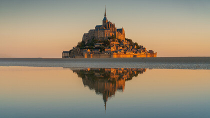 Para los viajeros que buscan experiencias inolvidables, estas cinco propuestas ofrecen la oportunidad de descubrir lugares únicos y vivir momentos extraordinarios. Entre ellas, el Monte Saint-Michel, Francia, es una ciudad medieval en Normandía que cambia entre isla y península según las mareas