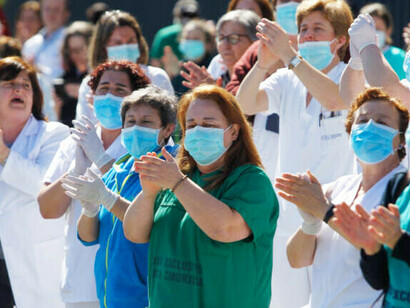 Los servicios de salud y nutrición le están fallando a los pobres, y la razón principal es que son aplicados biomédica y verticalmente y, por lo tanto, no promueven la protección y la satisfacción de los derechos de las personas. Profesionales de la salud protestando y abogando por políticas sanitarias justas