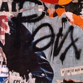 Jacques Villeglé, La Paix, mars 1977, Affiches lacérées marouflées sur toile, 74 x 74 cm, Courtesy Galerie GP & N Vallois, Paris  