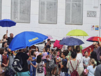 Se populariza el paraguas para protegerse del calor. Colegio público en Huelva, España
