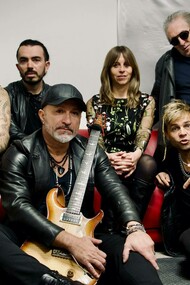 Syndone on stage: blending progressive rock with rich instrumentation, led by Nik Comoglio, Riccardo Ruggeri, Simone Rubinato, Marta Caldara, Gigi Rivetti, and Ciro Iavarone