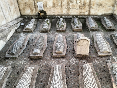 Tumbas cubierta de conchas marinas en el cementerio inglés de Málaga, España. Foto: Felipe Sérvulo