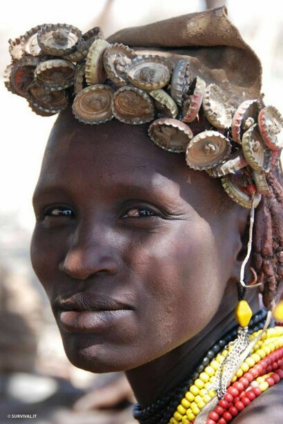 Giovane donna con gioielli tradizionali