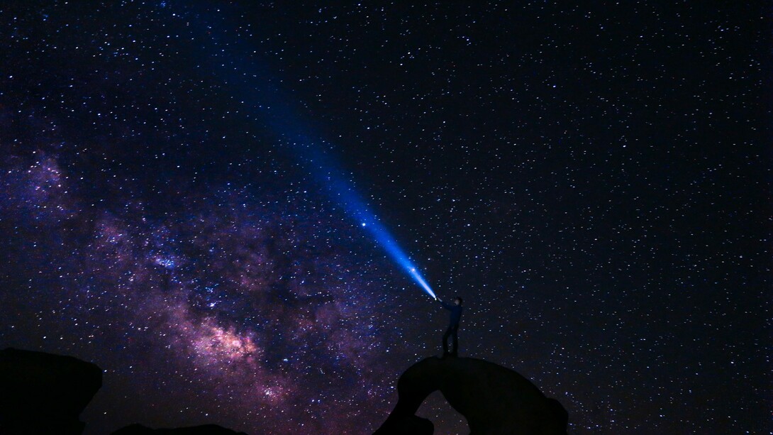 L’uomo è un piccolo cosmo, un astro che emette raggi in ogni direzione