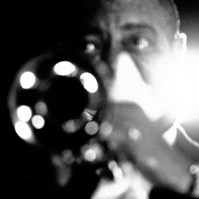 Louis Armstrong, al festival di Juan-les-Pins del 1967. Un'altra sperimentazione che viene
valorizzata dal doppio formato quadrato: una immagine in controluce, completamente fuori fuoco