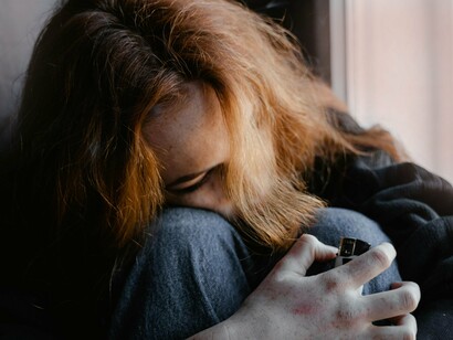 Há situações nas quais escutar um monólogo pode ser bem interessante. Há peças teatrais escritas e apresentadas nesse formato que fizeram muito sucesso e contribuíram para o bem-estar do público (aqui considero bem-estar, a capacidade de desfrutar dado momento, esquecendo-se do espaço exterior ao teatro, alimentando a mente de ideias que possam estimular nossa própria reflexão).  Há palestras, que nada mais são do que monólogos, que podem nos enriquecer intelectual e emocionalmente; outras são desmotivantes



