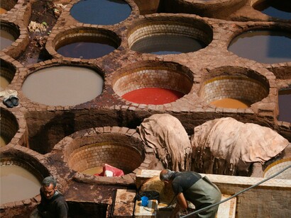 Tingimento de couro em Fez, Marrocos. Mas o melhor de tudo nesta cidade foi me perder dentro da medina, ou melhor dizendo, foi onde eu me achei