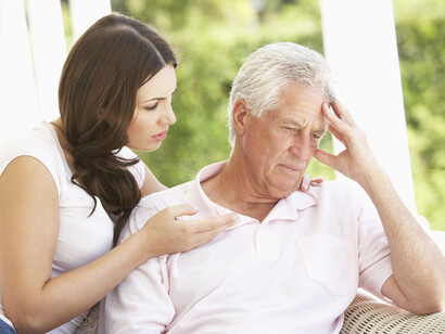 Cuidando de un anciano con Alzheimer