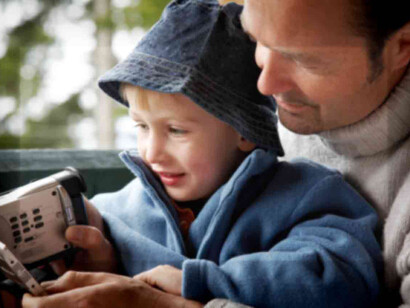 Niño en los brazos de su padre