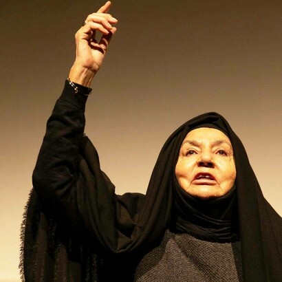 La sala di Buti è il palcoscenico perfetto per Giovanna Daddi. Prima di Ecuba, l’artista vi ha interpretato il “Mefistofele” da Goethe, la “Gertrude” dall’Amleto di Koltès, il “Dondolo” di Beckett e la Lady del “Minimacbeth”