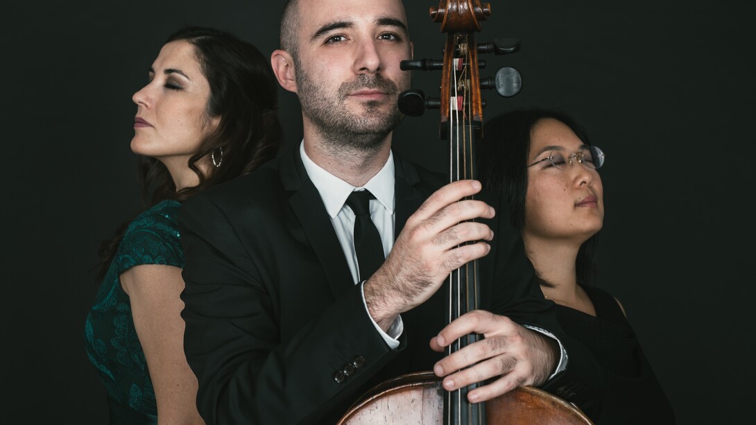 Guillermo Turina con su chelo y las intérpretes Eugenia Boix y Tomoko Matsuoka