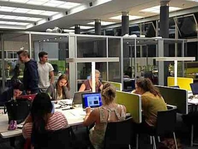 Universitários numa biblioteca