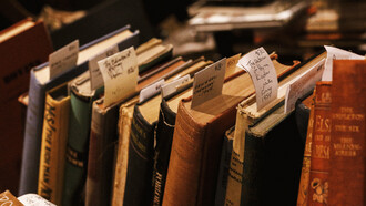 Libros marcados en una vieja librería
