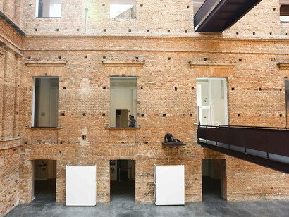Grandes janelas que vazam os corredores da Pinacoteca de São Paulo, Brazil nome dado para o lugar que coleciona quadros e pinturas