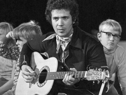 Lucio Battisti durante uno spettacolo