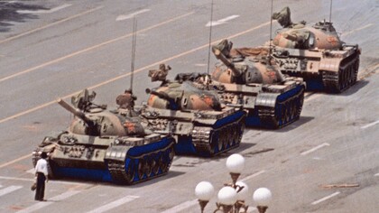 Un hombre solo frente a los tanques: la famosa foto de la plaza de Tiananmén, 1989