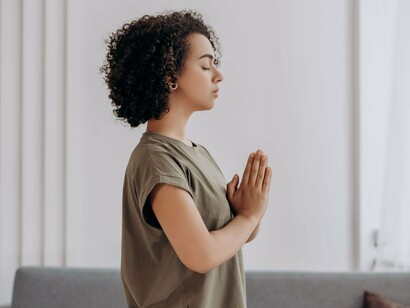 A mulher mantém o olhar concentrado e o corpo em uma postura de atenção. Entre percepções, crenças e experiências, a mente também participa da maneira como cada pessoa interpreta o mundo