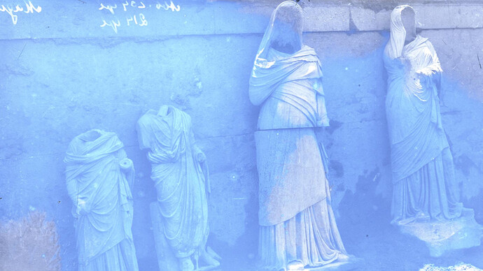 Unboxing Photographs. Courtesy of Kunstbibliothek