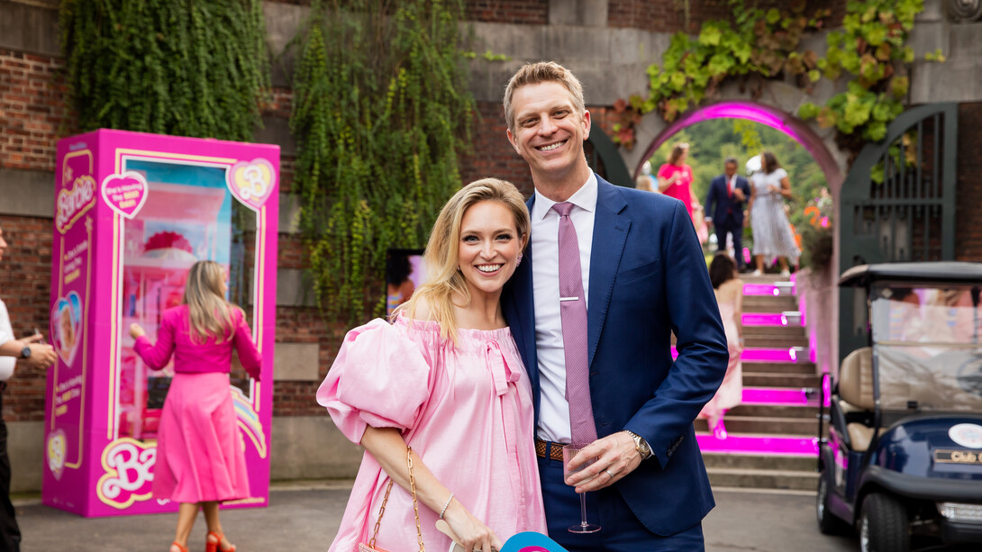 A Embaixada Britânica se juntou à Warner Bros para organizar uma recepção para o lançamento de "The Barbie Movie" em 17 de julho de 2023 - filmado principalmente no Reino Unido. Essa tendência foi um dos maiores hits em 2023, com a ampla divulgação de Barbie dirigido por Greta Gerwig e estrelado pela Margot Robbie, que representa a Barbie protagonista e central na história. A atriz trouxe looks não só inspirados na boneca, mas também usou réplicas de visuais clássicos, fazendo assim a direta conexão a tour de divulgação do filme, ato que foi replicado pelos próprios telespectadores que inundaram os cinemas com a onda rosa 