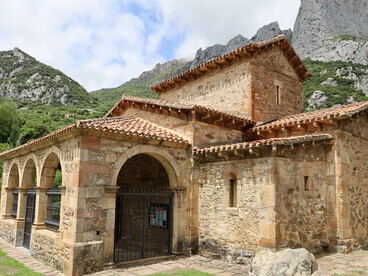 El estilo mozárabe combina elementos cristianos con influencias árabes, creando un resultado único y lleno de simbolismo. Santa María de Lebeña, Picos de Europa, Cantabria, España