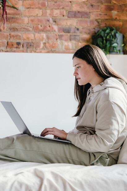 Com a ajuda de ferramentas de edição, autora desenvole projeto literário para e-commerce
