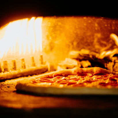 Antes de ser italiana, la idea de la pizza ya existía en civilizaciones antiguas como Egipto, Grecia y Roma, en forma de panes planos con distintos condimentos