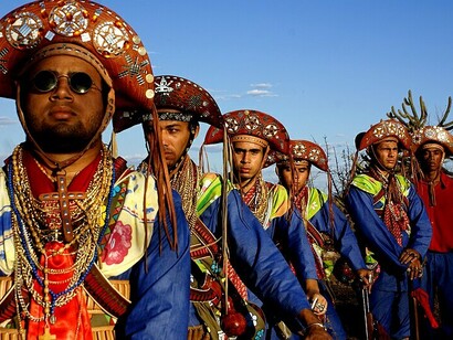 O Grupo de Xaxado Cabras de Lampião, de Serra Talhada. Todas atividades existentes na cultura popular que envolvem as políticas públicas culturais e que estão pautadas na gestão, despertam o medo e o fascínio aos gestores. Medo pela incerteza e pela ambivalência características típicas das culturas populares, e fascínio pela espontaneidade, essa magia que só o imaginário popular reproduz

