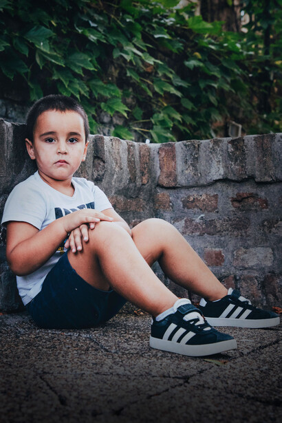 Gracias a este modelo, los niños pueden crecer en un entorno familiar antes que en una institución, recibiendo un cuidado más cercano y humano