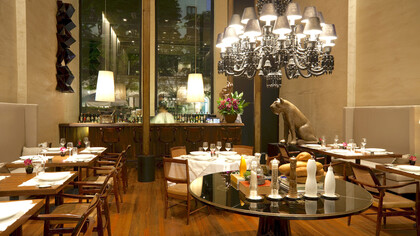 Interior do restaurante 'D.O.M.', localizado em São Paulo, Brasil