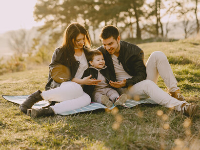 La educación y los cambios en los proyectos de vida de muchas mujeres han pospuesto la maternidad, elevando la edad promedio del primer hijo