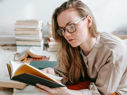 Criar “zonas de leitura”, sem notificações, sem rolamento, significa reconquistar parte da atenção que foi sequestrada. A literatura sugere que deslocar parte do tempo de tela para leitura leva à melhor qualidade de sono, menor estresse e maior clareza mental
