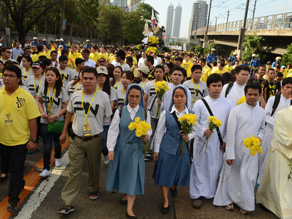 Yellow was the color of protest in 1986. People trooped to EDSA, armed with flowers, prayer books and hope for a better future