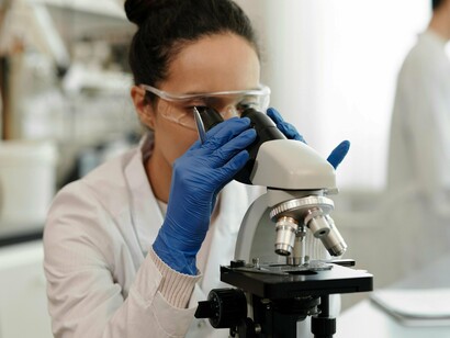 Pesquisadores em laboratório. Ao apoiar e incentivar a pesquisa, o país investe em um futuro em que novas tecnologias podem ser desenvolvidas aqui mesmo, adaptadas às nossas necessidades e realidades locais. Isso não só nos torna mais independentes em termos de tecnologia, mas também fortalece nossa posição no cenário global, permitindo que o Brasil contribua com inovações que podem beneficiar não apenas nossa sociedade, mas o mundo inteiro