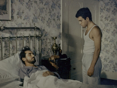 Profumo di Donna, en cambio, mantiene el tono agridulce de la novela, explorando la soledad y el proyecto suicida del capitán Consolo con un enfoque introspectivo y sin concesiones