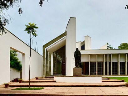 Complesso architettonico di Auroville con al centro la statua di Sri Aurobindo, fondatore della città.
