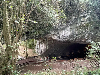 Cuando menos, se trata de historias que despiertan el interés y que a menudo alimentan un ansia por conocer más. Cuevas de Zugarramurdi, Navarra, España